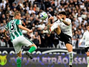 Corinthians leva susto, mas vence o Coritiba em casa