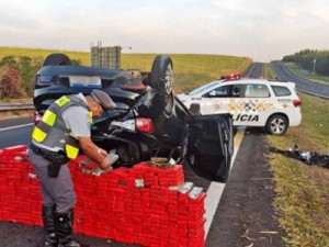 Carro capota e 370 kg de maconha vão parar em rodovia de São Paulo