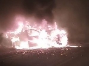 Colisão entre moto, carro e caminhonete provoca explosão e deixa 2 mortos no Ceará