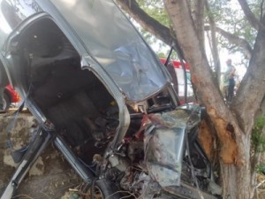 Motorista e passageiro morrem após carro bater em árvore na Grande Fortaleza