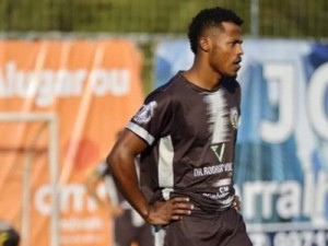 Jogador de futebol de 29 anos morre durante partida em SC