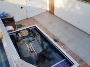 Jovem morta em SP após carro cair em piscina ficou presa no veículo