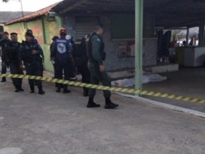 Homem é morto com cerca de 10 tiros em barraca de praia na Leste-Oeste