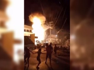 Poste explode e lança 'jato de fogo' em rua movimentada de Juazeiro do Norte, no Ceará