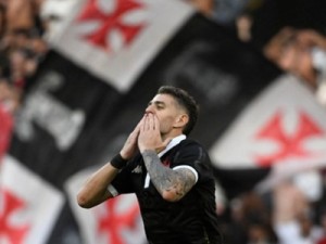 Em jogaço e tarde de Pec, Vasco vence o Fluminense no Nilton Santos: 4 a 2