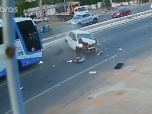 Ônibus falta freio, colide e arremessa carro em Juazeiro do Norte