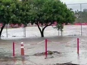 Guaíba transborda e água começa a vazar pelas comportas em Porto Alegre