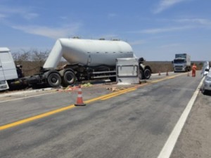 Caminhão colide com dois automóveis e deixa três feridos na BR-116