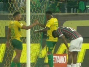 Cuiabá aproveita expulsão de Martinelli e vence o Fluminense na Arena Pantanal