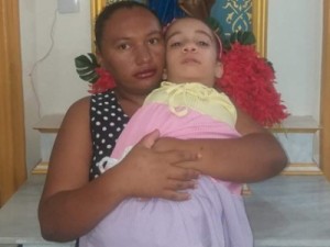 Mãe cearense denuncia companhia aérea após ser retirada de voo com filha que não tem braços e pernas