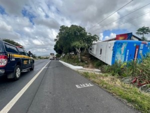 Ônibus que levava romeiros a Juazeiro do Norte tomba na PB, e motorista morre no acidente