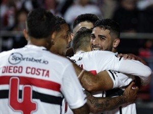 São Paulo bate o Grêmio e se afasta da degola; gaúchos podem perder lugar no G-6