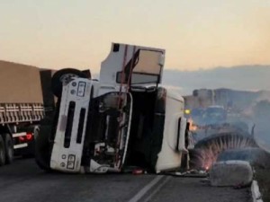 Caminhão tomba e interdita trecho da BR-116 em Icó