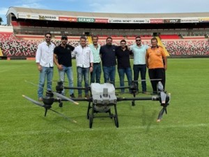 Botafogo-SP utiliza tecnologia com drone gigante para manutenção do gramado de seu estádio