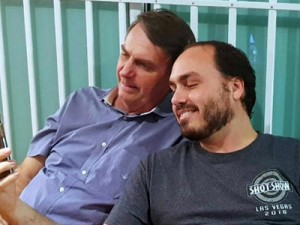 ‘Gabinete do ódio’ era comandado por Carlos Bolsonaro, diz Mauro Cid em delação à Polícia Federal