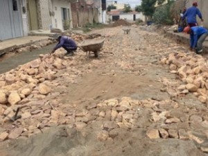 Prefeito e vereador atendem moradores com drenagem e pavimentação nas Ruas José Livino Filho e Minerva Diaz