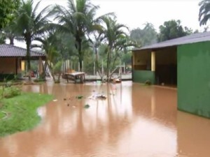 Chuvas matam 2 e deixam mais de 300 desabrigados em Angra dos Reis