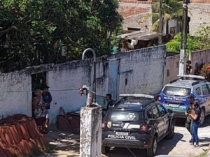 Mulher é achada morta asfixiada dentro de casa e marido foge com filho do casal em Candeias