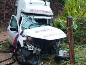 Cantora gospel de 18 anos morre após batida entre ambulância e carreta no sul da Bahia