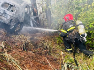 Sete pessoas da mesma família morrem carbonizadas após carro capotar e pegar fogo; veja nomes