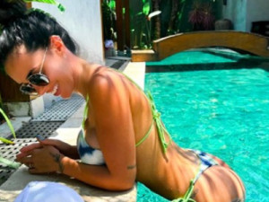 Bruna Biancardi posta clique na piscina e chama atenção das redes