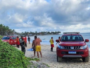 Mulher tenta salvar marido e os dois morrem afogados em praia na Grande Natal