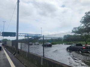 Onze pessoas morrem depois de forte temporal que alaga vias e afeta metrô eônibus; Rio entra em situação de emergência