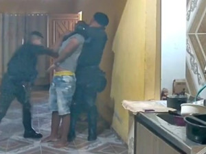 Policiais amordaçam e espancam homem rendido no Ceará; imagem é forte