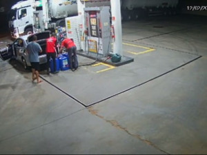Homem furta nove galões com 450 litros de gasolina em posto de combustível no Ceará