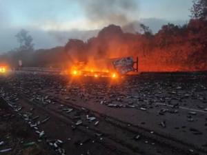 Motorista morre em incêndio após tombamento de carreta na BR-381