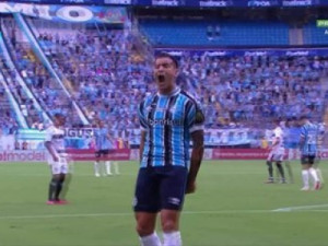 Pavón brilha, Grêmio goleia o Santa Cruz e dorme na liderança do Gauchão