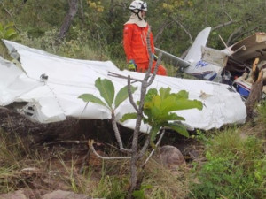 Três pessoas morrem após avião cair em área de vegetação no oeste da Bahia