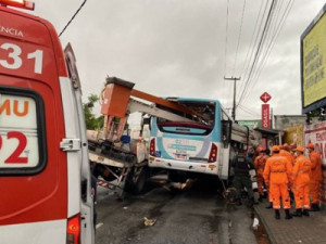 Guincho de caminhão cai sobre ônibus e mata dois passageiros em Fortaleza