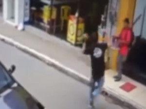 Lutador de jiu-jitsu dá voadora e evita furto em loja no Ceará