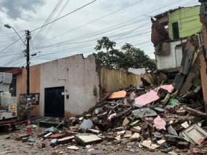 Fortaleza registra dois desabamentos e nove imóveis em risco no fim de semana de chuvas