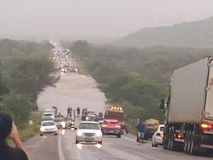 Rio transborda, interdita rodovia e viagens de ônibus para Fortaleza são afetadas