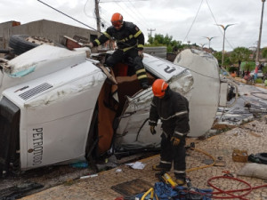 Caminhão-tanque tomba em rotatória, derruba poste e deixa motorista morto no interior do Ceará