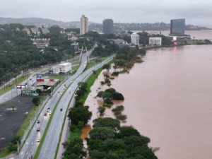 Nível do Guaíba atinge 4,50 metros, e águas invadem ruas e rodoviária de Porto Alegre