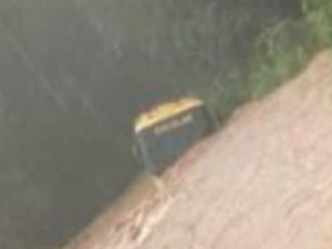 Motorista conta como tirou 12 crianças antes de ônibus escolar ser engolido pela água em SC: 'pensar rápido e agir'
