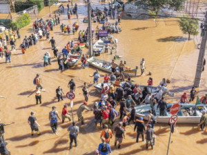 Chega a 100 o número de mortos após enchentes que atingem o RS