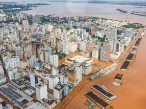 Governo do Ceará vai enviar 66 toneladas de alimentos e água potável para vítimas das enchentes no Rio Grande do Sul