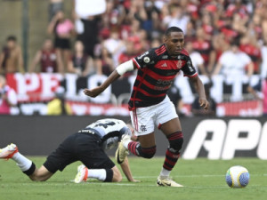 Lorran, do Flamengo, vibra com atuação contra o Corinthians: "Marcado na minha história"