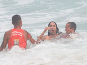 Mulher Melão quase se afoga na praia de Barra e é resgatada por salva-vidas