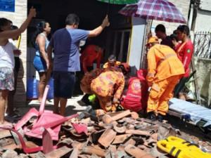 Grávida, crianças e homem são resgatados pelos bombeiros após veículo derrubar alpendre em Fortaleza