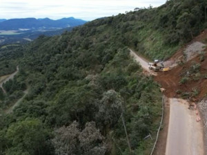 Queda de barreira por causa da chuva volta a interditar rodovia na Serra de SC