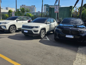 Polícia prende trio, apreende carros de luxo e bloqueia R$ 1 milhão de suspeitos de estelionato no Ceará