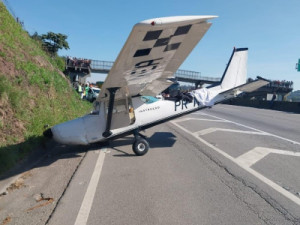 Avião faz pouso forçado na Rodovia Régis Bittencourt em Juquitiba, Grande SP, diz PRF