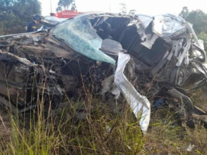 Homem morre em batida de frente entre caminhonete e carreta em MG