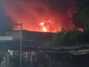 Incêndio de grandes proporções que atingiu lojas no Centro de Fortaleza foi controlado