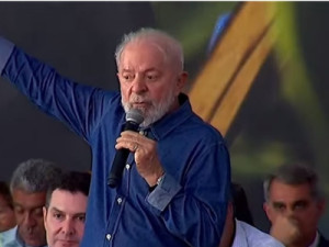 Lula diz que não tem que prestar contas a 'banqueiro' ou 'ricaço', mas sim ao pobre